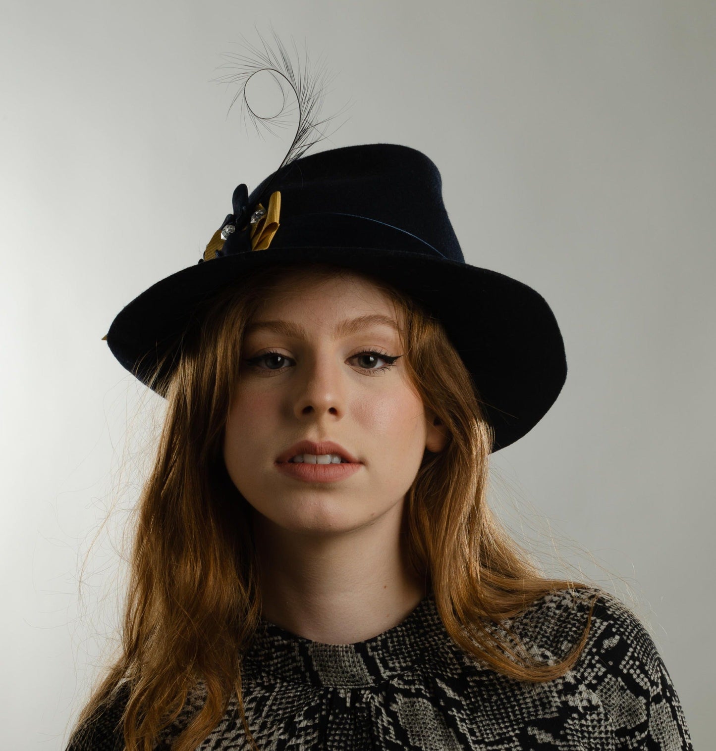 כחול כהה בשילוב צהוב נוצה ואבנים