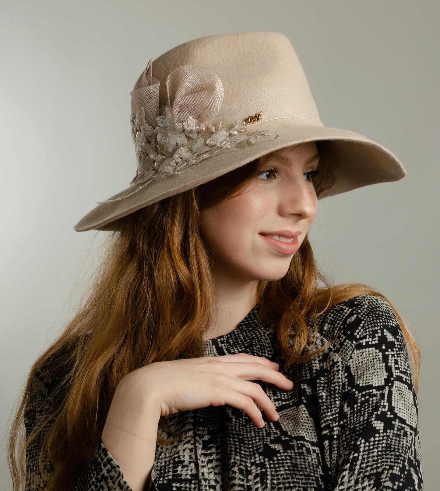 פרחים בשילוב תחרה